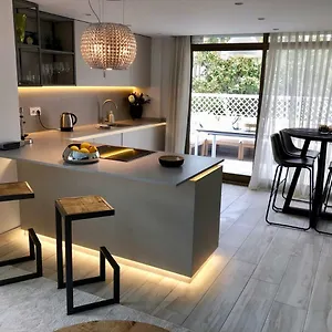Luxury In La Isla, Walking Distance To Puerto Banus , Marbella Spain
